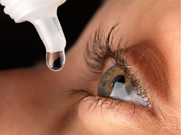Sau phẫu thuật 6 tháng, chăm sóc mắt sau mổ cận bằng cách sử dụng nước nhỏ mắt 