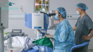 Bác sĩ Đinh Thị Phương Thủy tham gia phẫu thuật