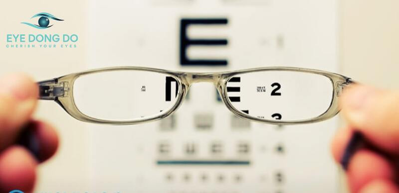 Đeo kính mắt một trong những biện pháp điều trị teo dây thần kinh thị giác