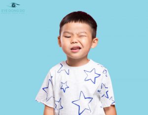 Trẻ em 2 tuổi bị nháy mắt liên tục có nguy hiểm không?